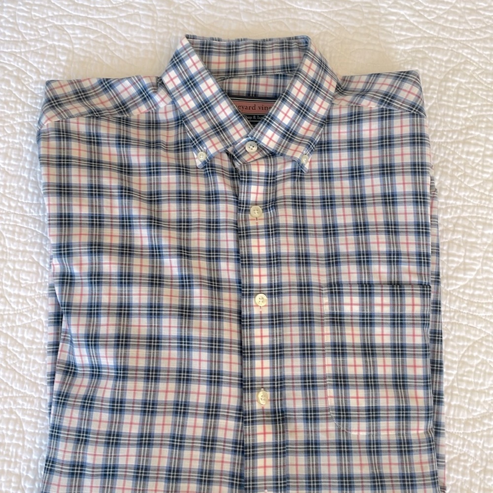 Vineyard Vine’s men’s medium long-sleeved plaid cotton button shirt